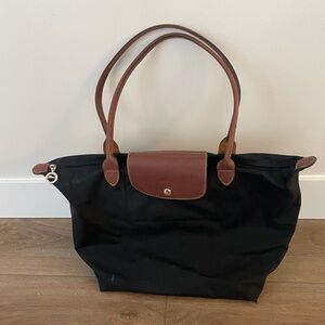 Black classic Longchamp Le Pilage tote